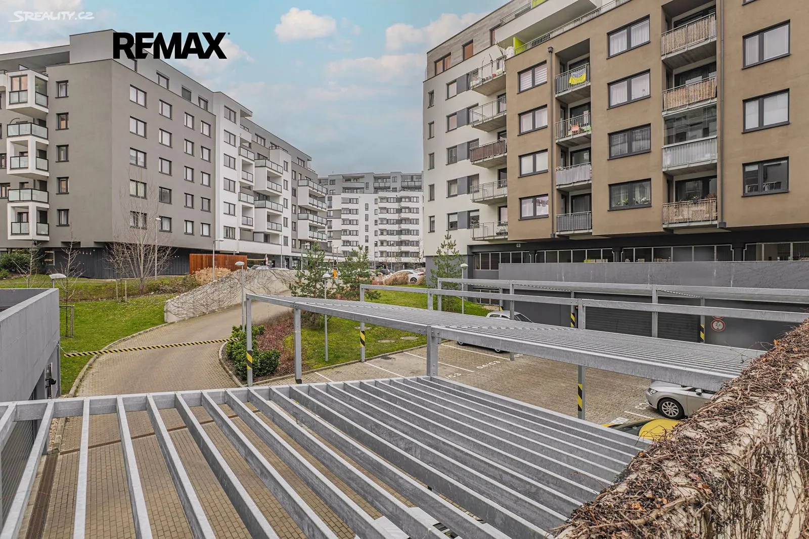 Garážové stání — Makedonská, Praha - Střížkov